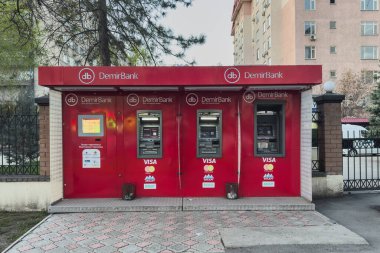 Bishkek, Kırgızistan - 3 Nisan 2025: Chui Bulvarı, Demir Bankası ATM 'leri.