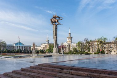 Bishkek, Kırgızistan - 6 Nisan 2025: Chui Bulvarı 'ndaki Manas Anıtı.
