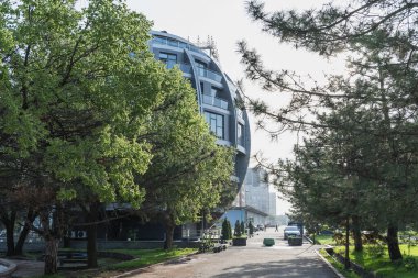 Bishkek, Kırgızistan - 6 Nisan 2025: Bişkek 'in modern mimarisi, küresel ev. Modern şehir ortamı.