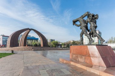 Bişkek, Kırgızistan - 6 Nisan 2025: Bişkek 'te Zafer Meydanı, Ebedi Ateş ve Asker Heykeli.