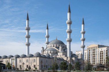 Bişkek, Kırgızistan - 6 Nisan 2025: Zhibek Zholu Bulvarı 'ndaki Merkez Bişkek Camii.