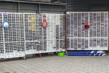 Bishkek, Kırgızistan - 9 Nisan 2025: Pazarda bir sokak tezgahında bardak satmak.