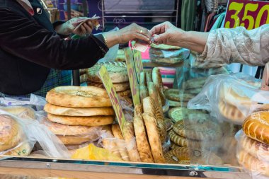 Bişkek, Kırgızistan - 9 Nisan 2025: Bishkek pazarında geleneksel düz ekmekler satıldı.