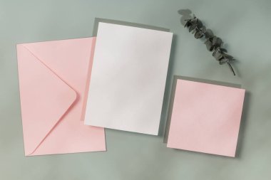 Sarı çiçekli bahar çiçekleri, yumuşak bulanık odak. Sarı Caltha Palstris Bahçedeki çiçekler.