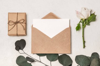 Boş el işi hediye kutusu ve beyaz gül ve okaliptüs arkaplan dallı tebrik kartı modeli..