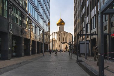 Moskova, Rusya - 21 Nisan 2025: Nikolskaya Eski İnanç Kilisesi modern ofis binalarıyla çevrili. Lesnaya 'daki iş merkezi.