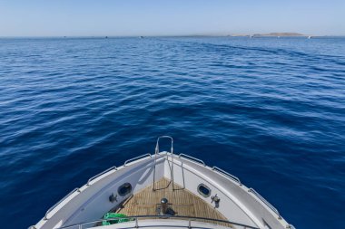 Kızıl Deniz 'de bir zevk yatının yayı ve güvertesi..