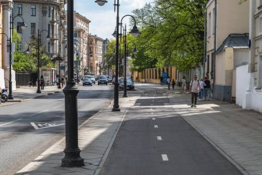 Moskova, Rusya - 22 Nisan 2025: Zamoskvorechye 'deki Pyatnitskaya caddesinde bisiklet yolu.