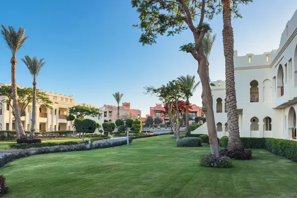 Sharm el Sheikh, Mısır - 7 Mayıs 2025 Charmillion Oteli Bahçesi. Rahatlamış yaz tatili ve seyahat kavramı..