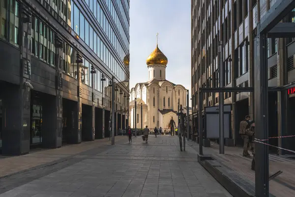 Moskova, Rusya - 21 Nisan 2025: Nikolskaya Eski İnanç Kilisesi modern ofis binalarıyla çevrili. Lesnaya 'daki iş merkezi.