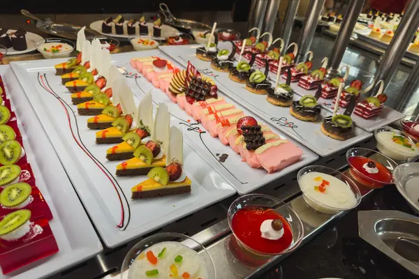 Mısır 'da bir otelin açık büfesinde çeşitli tatlılar..