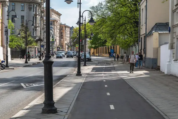 Moskova, Rusya - 22 Nisan 2025: Zamoskvorechye 'deki Pyatnitskaya caddesinde bisiklet yolu.