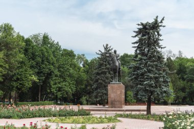 Bishkek, Kırgızistan - 27 Mayıs 2025: M.V. Anıtı Bishkek Merkez İstasyonu 'nun yakınındaki meydanda filizlen..