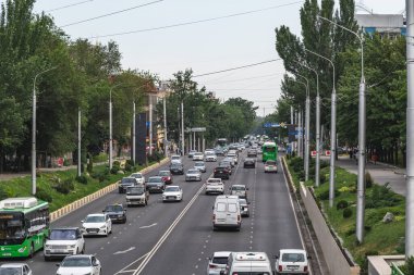 Bişkek, Kırgızistan - 27 Mayıs 2025: Şehrin sokaklarında günlük yaşam.