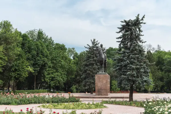 Bishkek, Kırgızistan - 27 Mayıs 2025: M.V. Anıtı Bishkek Merkez İstasyonu 'nun yakınındaki meydanda filizlen..