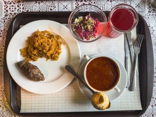 Kafeteryadaki tepside geleneksel Rus yemeği..