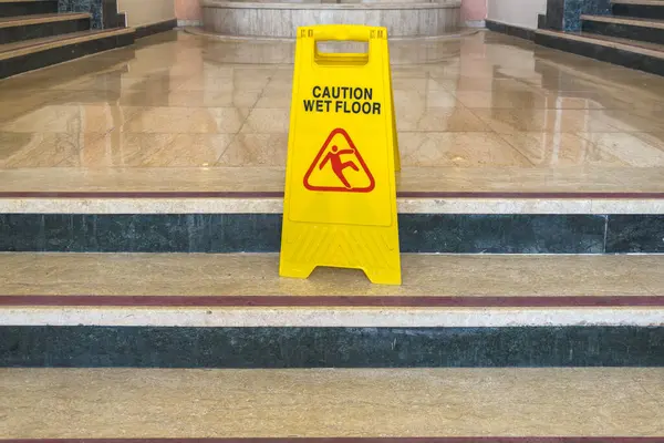 Mermer merdivenlerde ıslak zemin uyarı işareti.