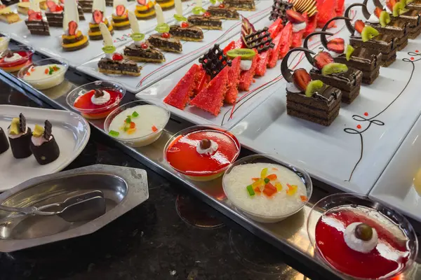 Mısır 'da bir otelin açık büfesinde çeşitli jöleli tatlılar..