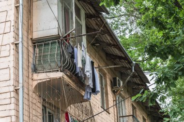 Bishkek 'te eski bir balkonda çamaşır kurutma. Şehirdeki her gün..