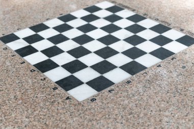 Parktaki granit satranç masası. Boş satranç kareleri.