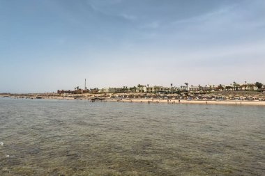 Sharm El Sheikh, Mısır - 12 Mayıs 2025 Charmillion Hotel plajı manzarası. Denizde yaz tatili.