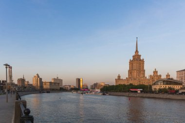 Moskova, Rusya - 22 Nisan 2025: Moskva Nehri seti ve Radisson Ukrayna Oteli 'nin akşam manzarası.