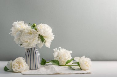 Vazoda mis kokulu beyaz şakayıklar. Yaz havası, dekorasyon. Tebrik kartı, boşluğu kopyala