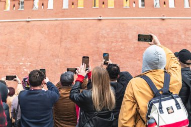 Moskova, Rusya - 26 Nisan 2025: Turistler, Kremlin duvarının yakınındaki Meçhul Asker Mezarı 'ndaki muhafız değişiminin fotoğraflarını çekiyorlar.