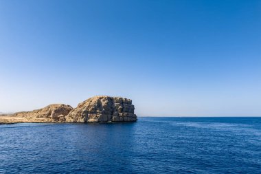 Güney Sina 'daki Ras Mohamed Ulusal Parkı' nın çöl kıyılarındaki Akabe Körfezi 'nde kayalık bir çıkıntı..