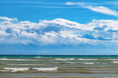 Issyk-Kul üzerinde bulutlu bir gökyüzü. Göldeki fırtına.