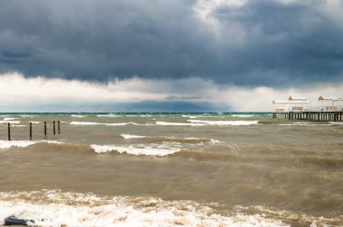 Issyk-Kul 'da fırtına. Dalgaların ve rıhtımın görüntüsü.
