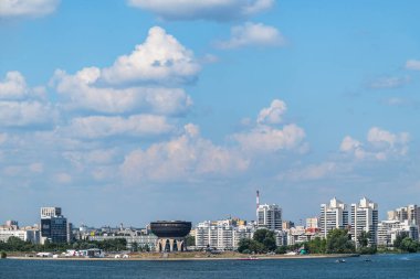Kazan, Tataristan, Rusya - 2 Ağustos 2025: Kazanka Nehri ve Kazan Aile Merkezi (Düğün Sarayı))