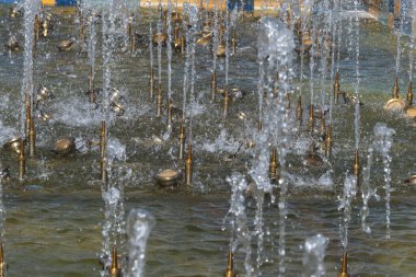 Fıskiye jetlerinin soyut arkaplanı, seçici odak.