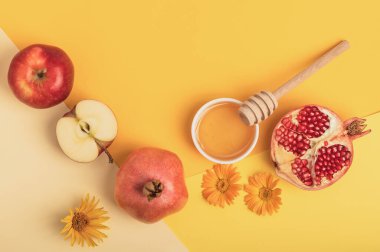 Sarı zemin üzerinde bal, elma ve nar. Tatil (Rosh Hashanah). Yahudi Yeni Yılı.