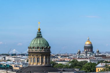 St. Petersburg 'un panoramasını yukarıdan izleyin. Kazan Katedrali 'nin kubbeleri ve uzaktan St. Isaac Katedrali' nin kubbeleri..