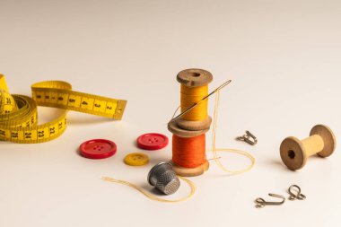 Terzi ya da el işi için dikiş malzemeleri.