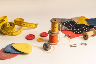 Klasik ahşap iplik makaraları ve diğer dikiş aksesuarları. El yapımı konsept.