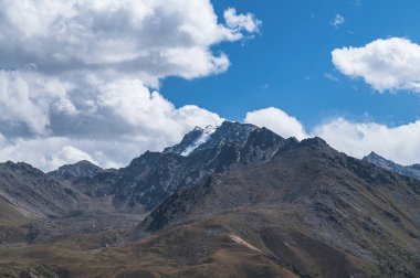 Kırgızistan 'ın Issyk-Kul bölgesinde Karakol yakınlarındaki Przhevalsky Tepesi.