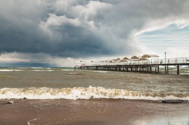 Issyk-Kul 'da fırtına var. Fırtına dalgaları ve rıhtım manzarası.