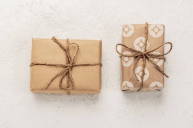 Beyaz arka planda iki el işi hediye kutusu. Tatiller ve hediye verme konsepti. Tebrik kartı, maket..