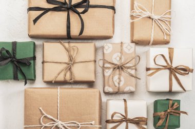 Beyaz bir arka planda el işi hediye kutuları. Tebrik kartı, maket. Çevre dostu hediye paketi. Hediye kutularının arkaplanı.