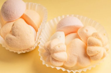 Narin sarı arka planda kremalı beyaz turtalar..