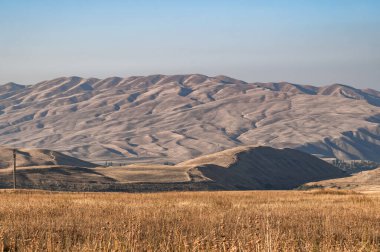 Sonbahar tepeleri ve kurumuş çayırlar. Kırgızistan 'ın sonbahar manzarası.