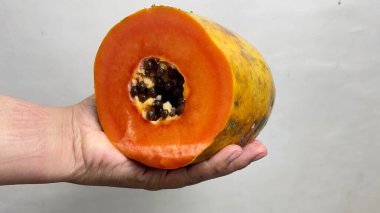 Papaya elinde dilimler