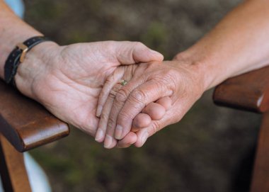 Yaşlı insanların elleri... 70 yıl, 50 yıl birlikte. Yüksek kalite fotoğraf