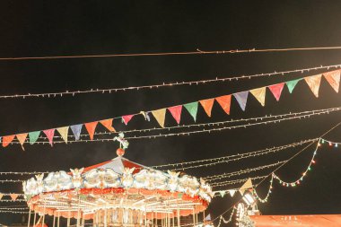 Kremlin yakınlarında yeni yıl atlıkarıncasında Kızıl Meydan bayrakları ve fenerlerle Moskova 'da yeni yıl. Yüksek kalite fotoğraf