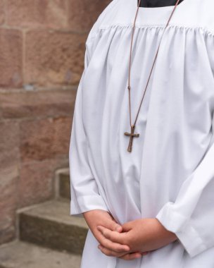 Göğsünde haç olan beyazlar içindeki Avrupalı Katolik rahip. Yüksek kalite fotoğraf