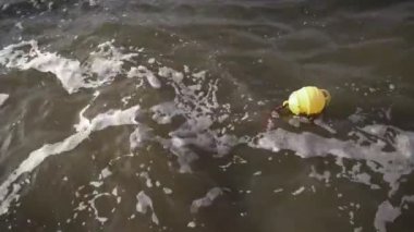 Kuzey Denizi 'nde yüzen sarı şamandıra. Yüksek kalite 4k görüntü