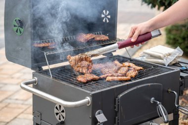 Açık ateşte barbekü, sulu biftekler. Yüksek kalite fotoğraf
