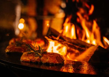 Açık ateşte barbekü, sulu biftekler. Yüksek kalite fotoğraf